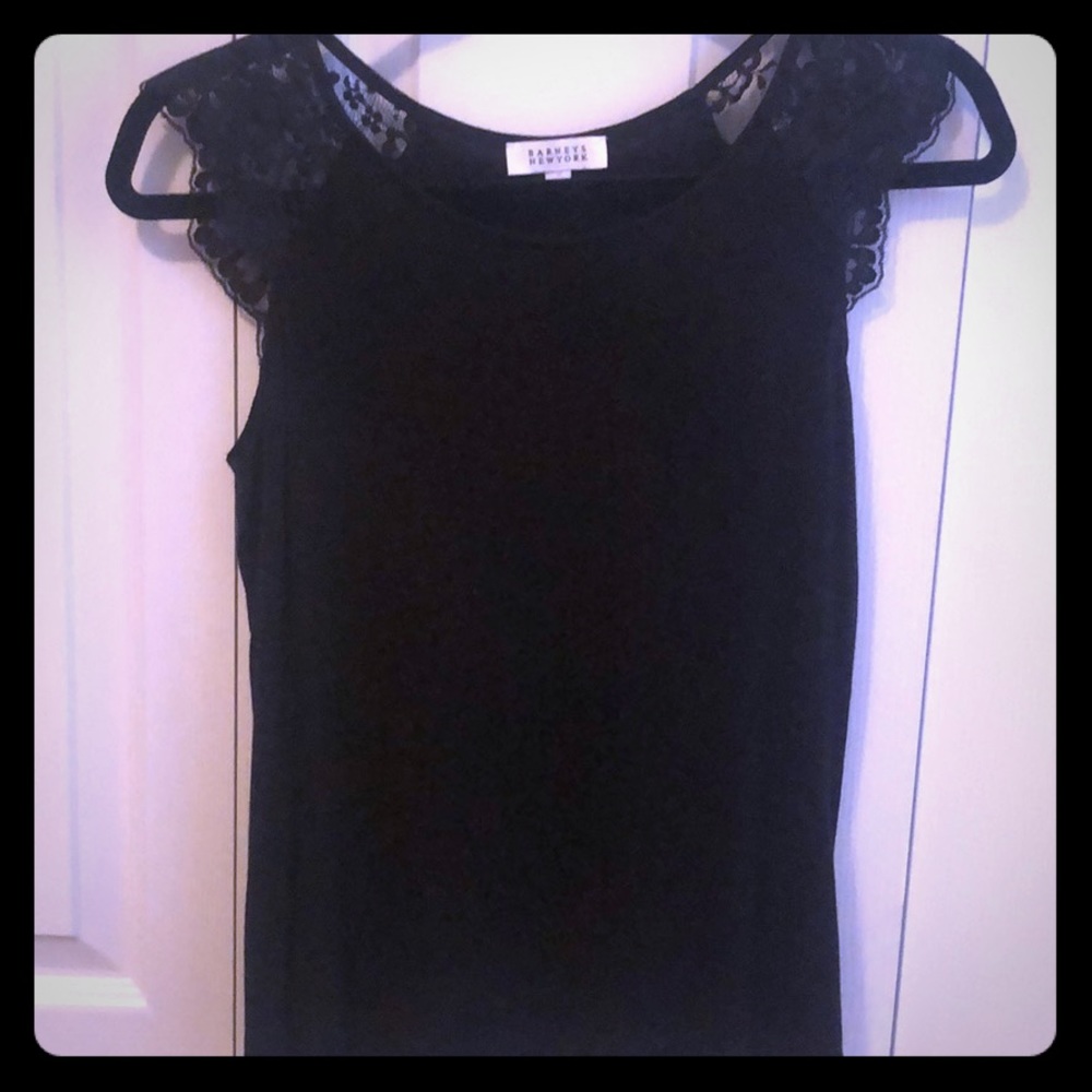 ❌sold to consignment❌Black top with lace sleeves